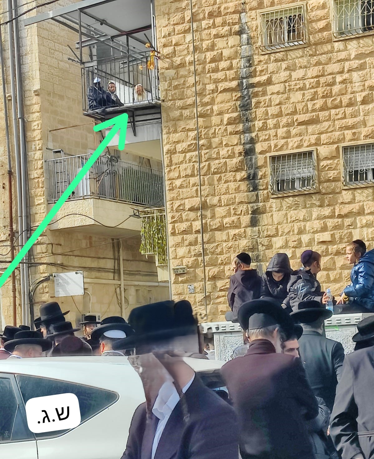 משה דייטש ז''ל בהלווייתו של הרב שמעון ברוין ימים ספורים לפני פטירתו.jpg