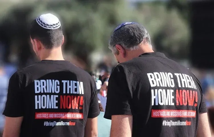 מתפללים להשבת השבויים.jpg