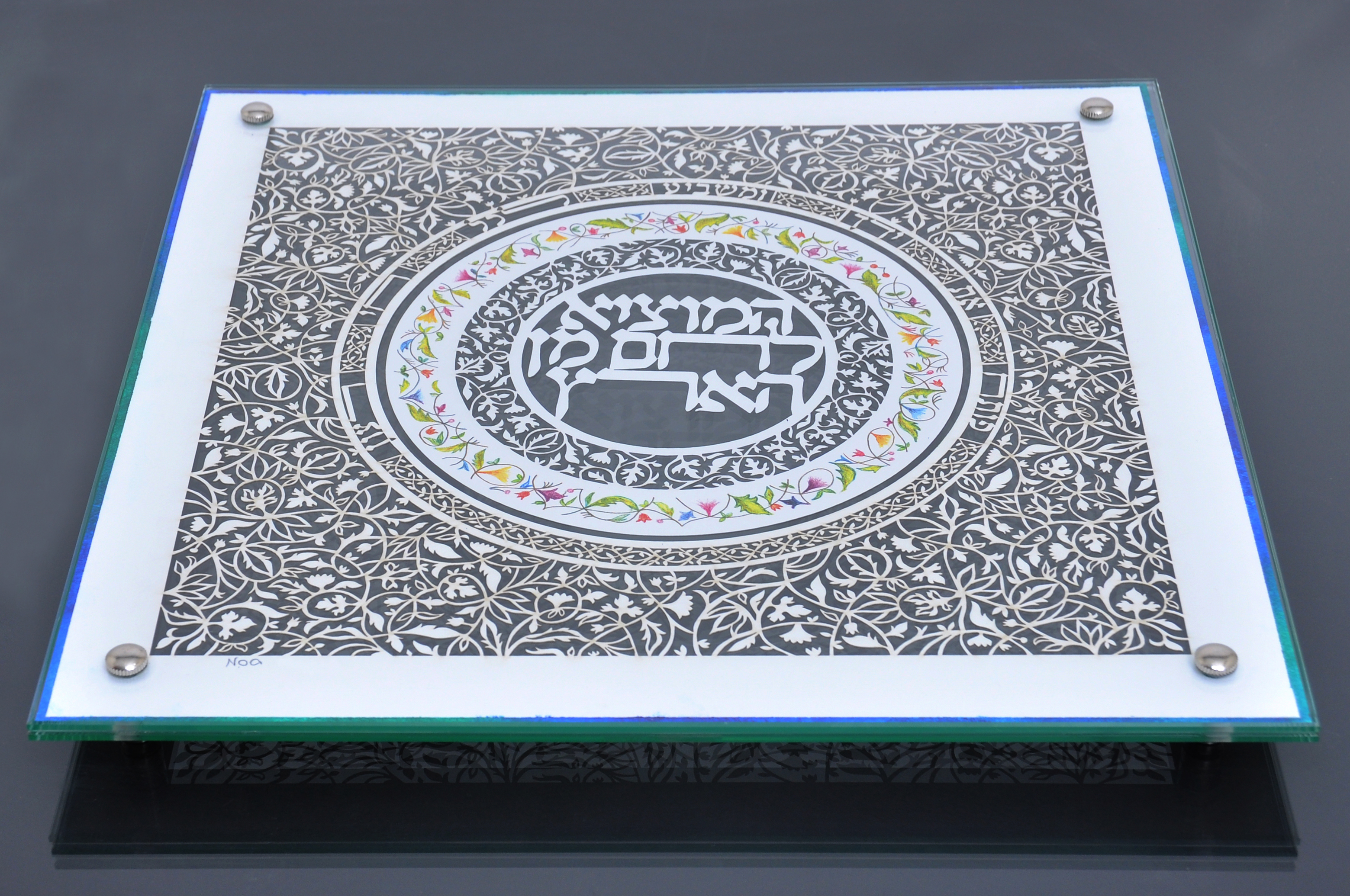 נועה אטיאס    מגש לחלות- חיתוך בלייזר והדפסה בנייר אומנותי,. מגזרת נייר בין שתי זכוכיות מחוסמות,.jpg