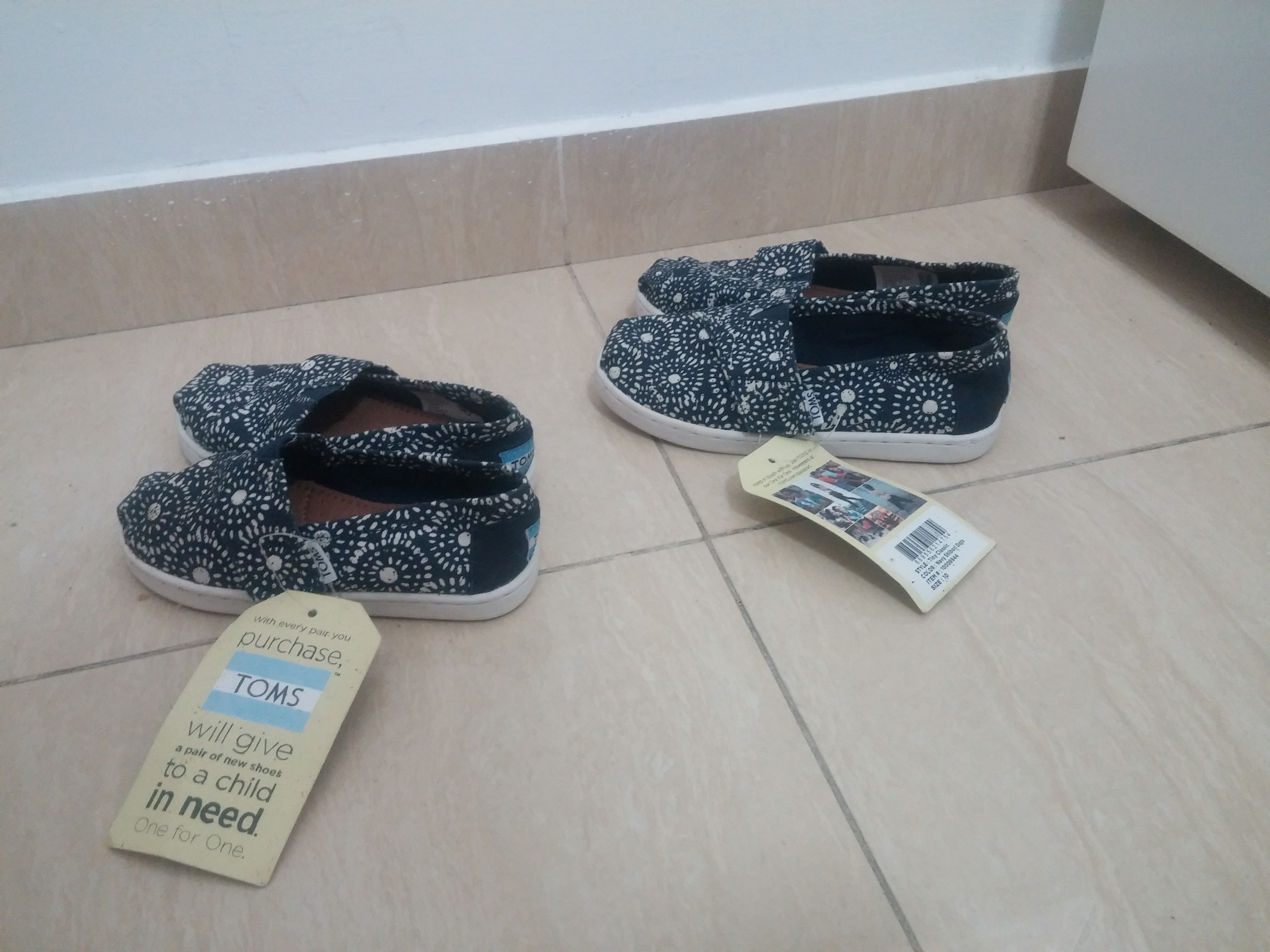 נעליים TOMS.jpg