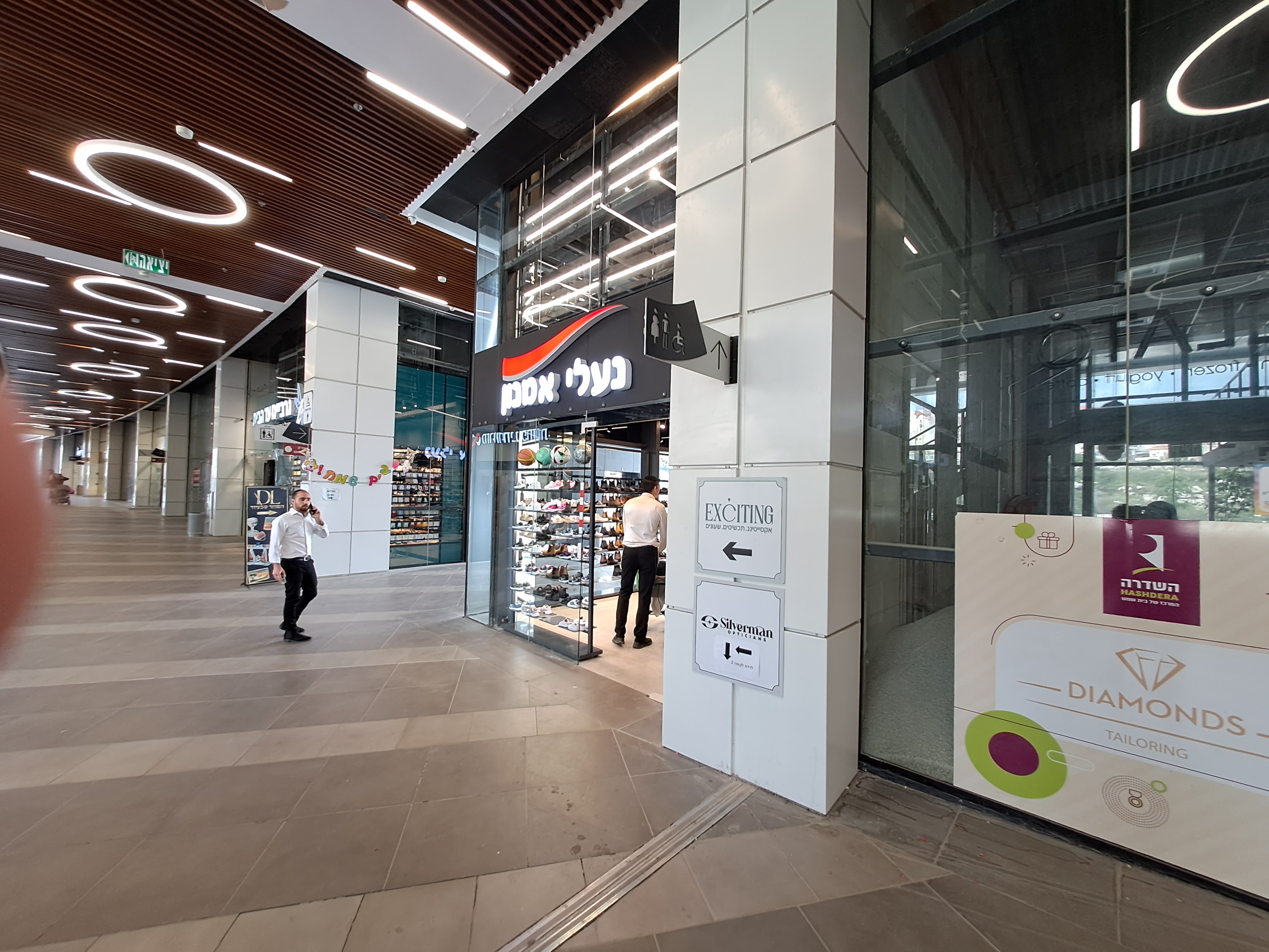 נעלי אמנון.jpg