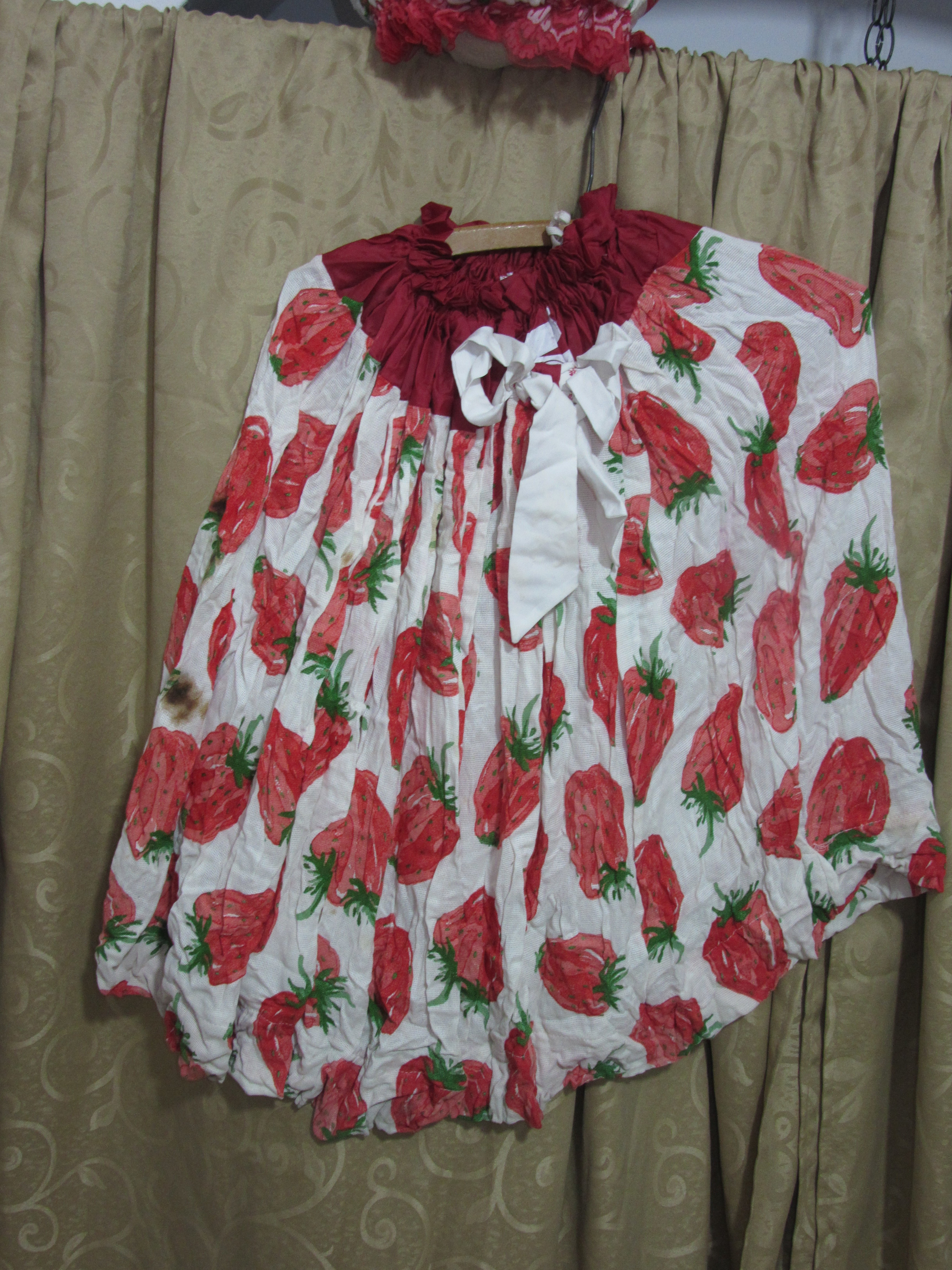 נערת התותים מושקע מאד--חצאית +גלימה.JPG