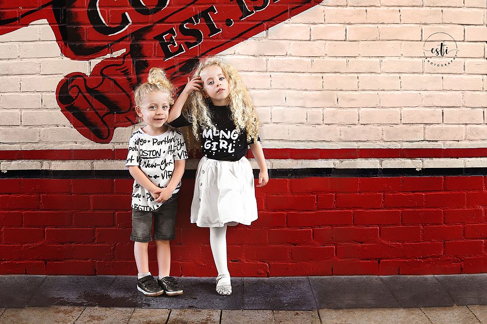 נשענים על הקיר מ.jpg