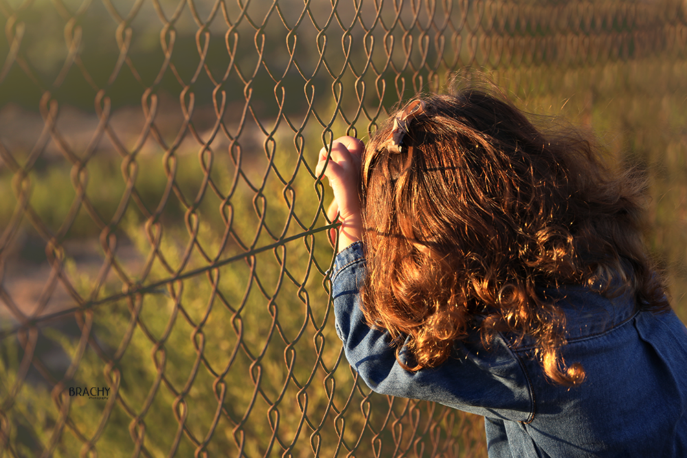 נשענת על הגדר מוקטן.png