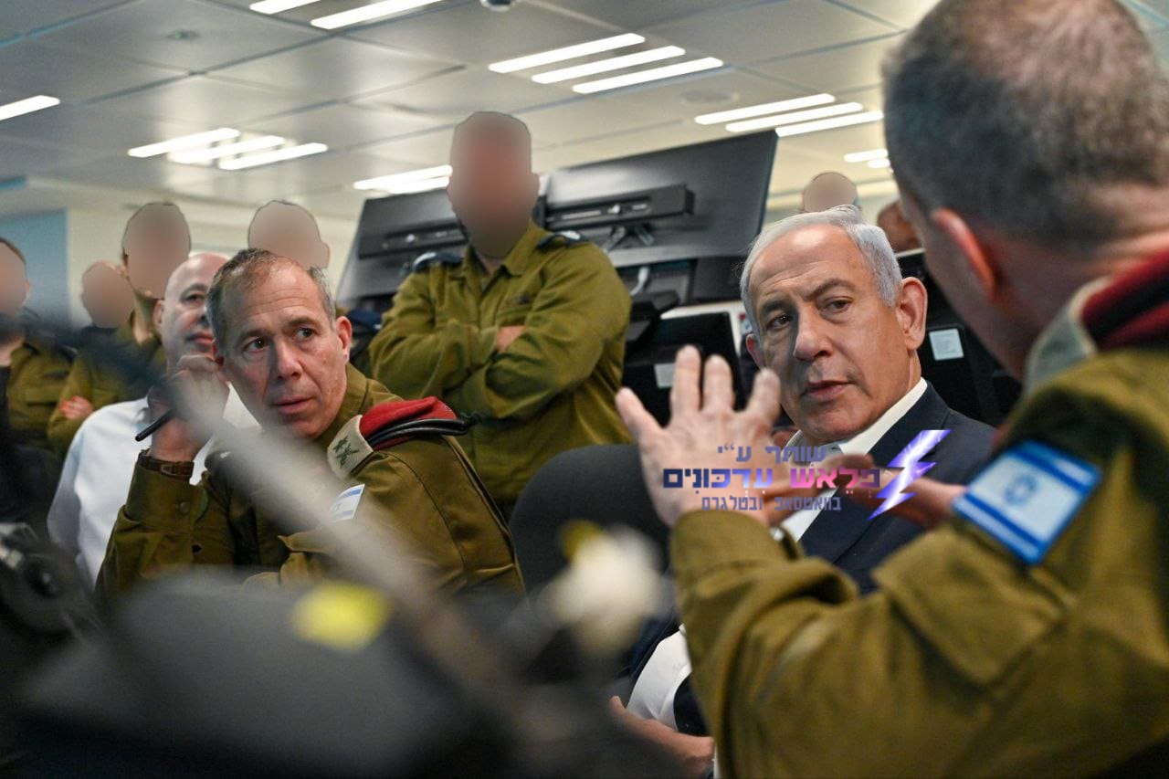 נתניהו מתעדכן על הנפילה ברחובות.jpg