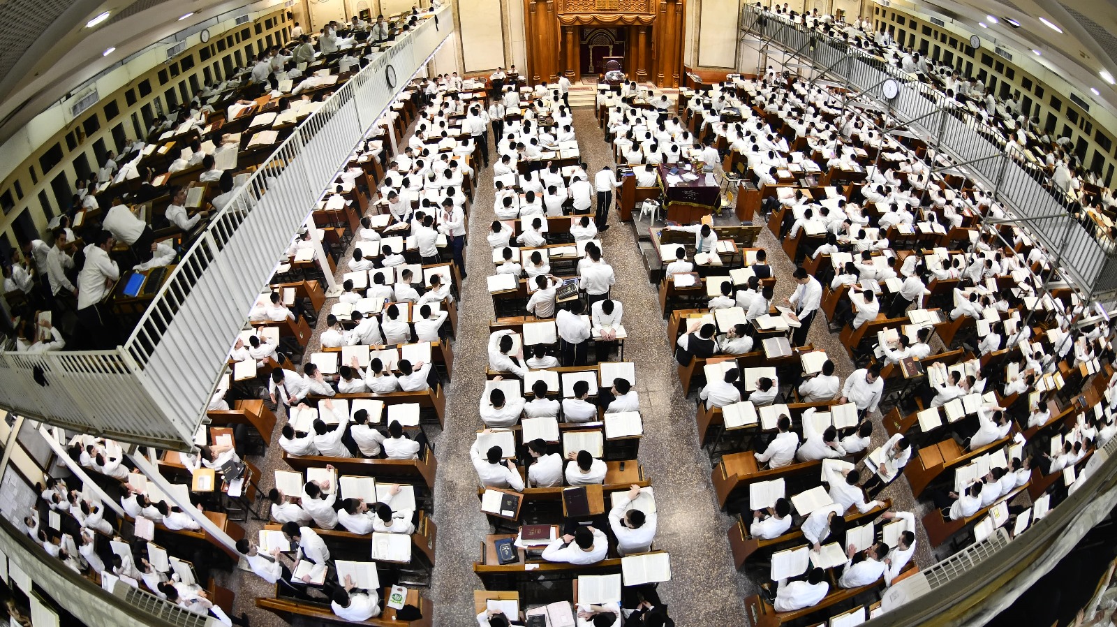 סדר ליל פורים בהיכל הישיבה.jpg