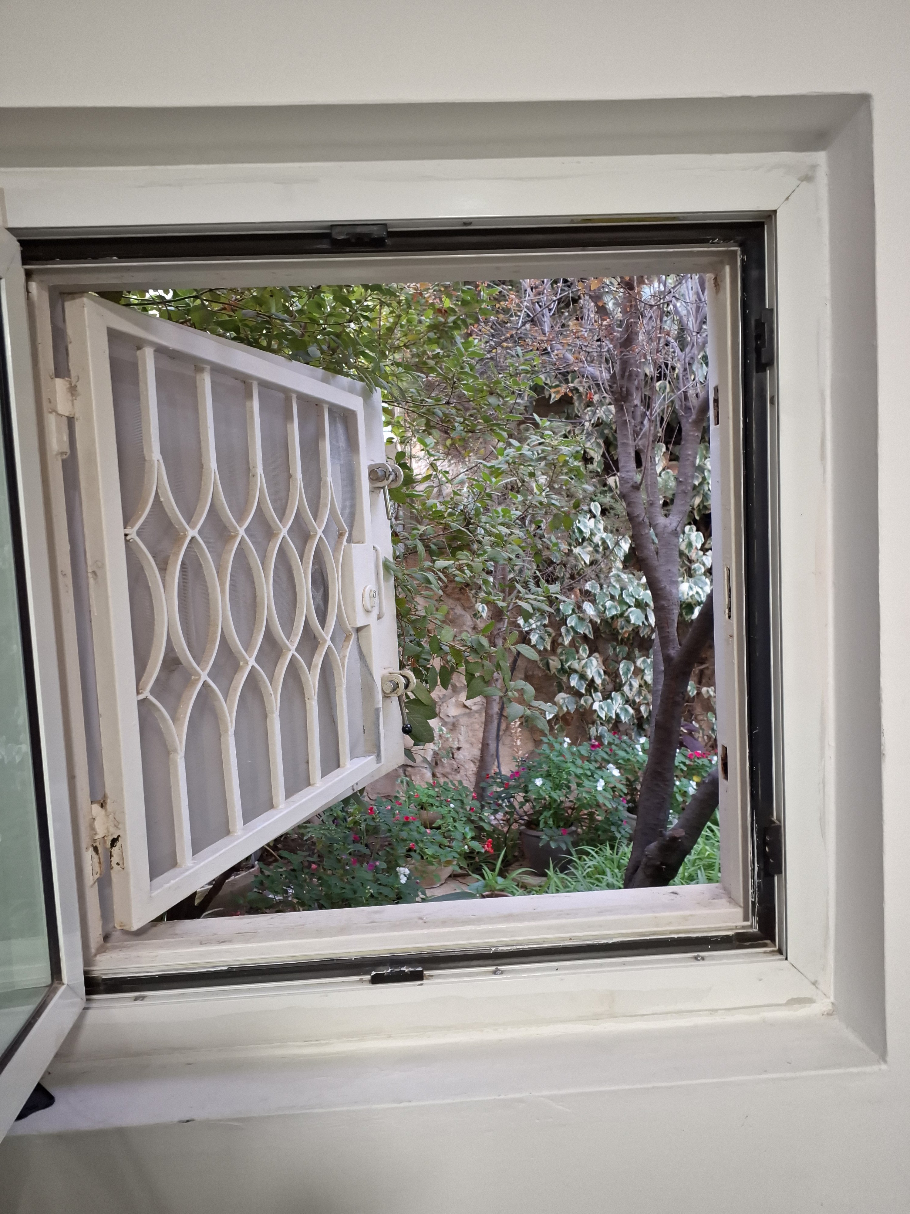 סורג בחלון ממד בין הפלדה לחלון הפנימי.jpg