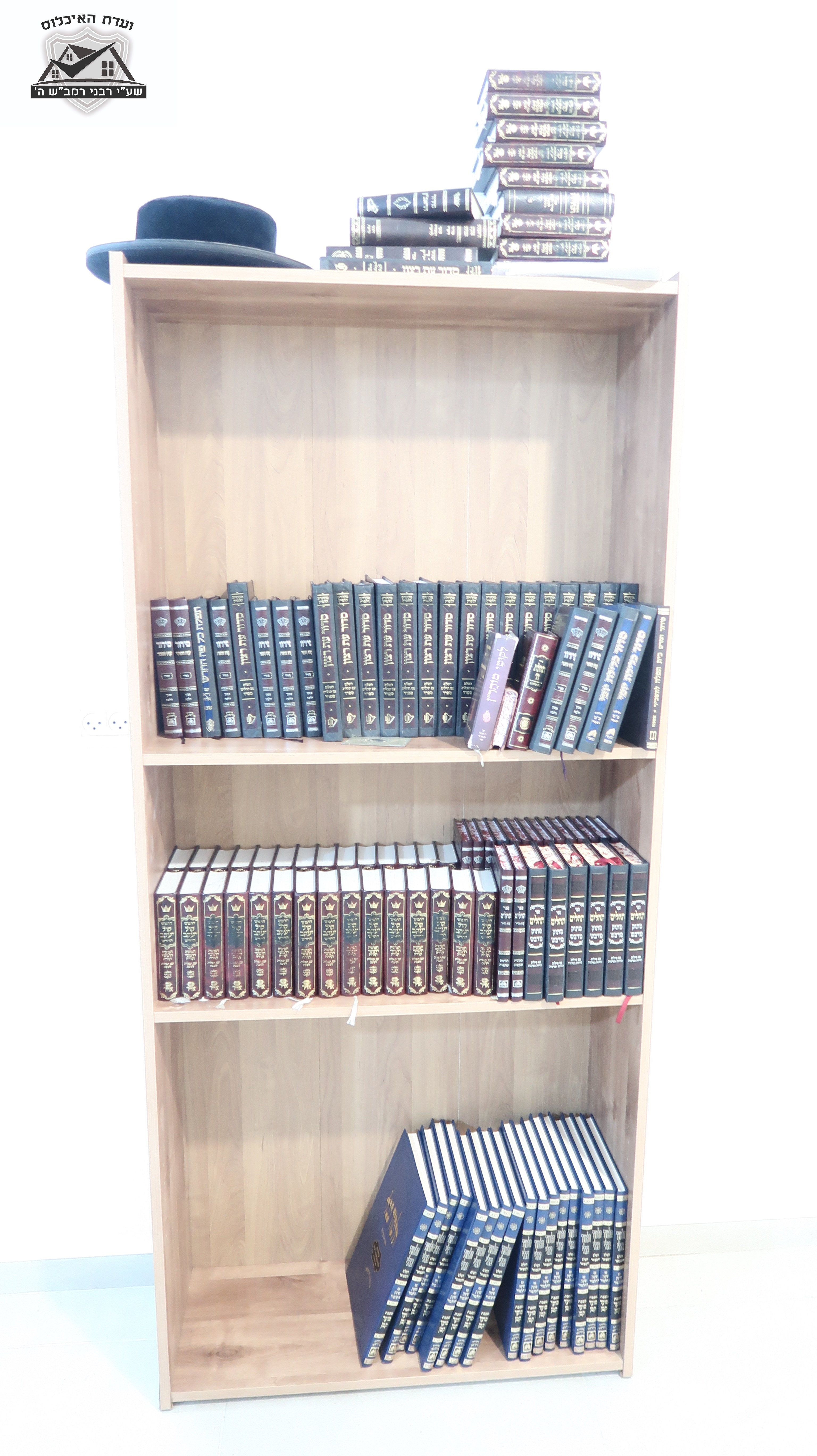 סידורים וחומשים בכניסה לביהמ''ד.jpg