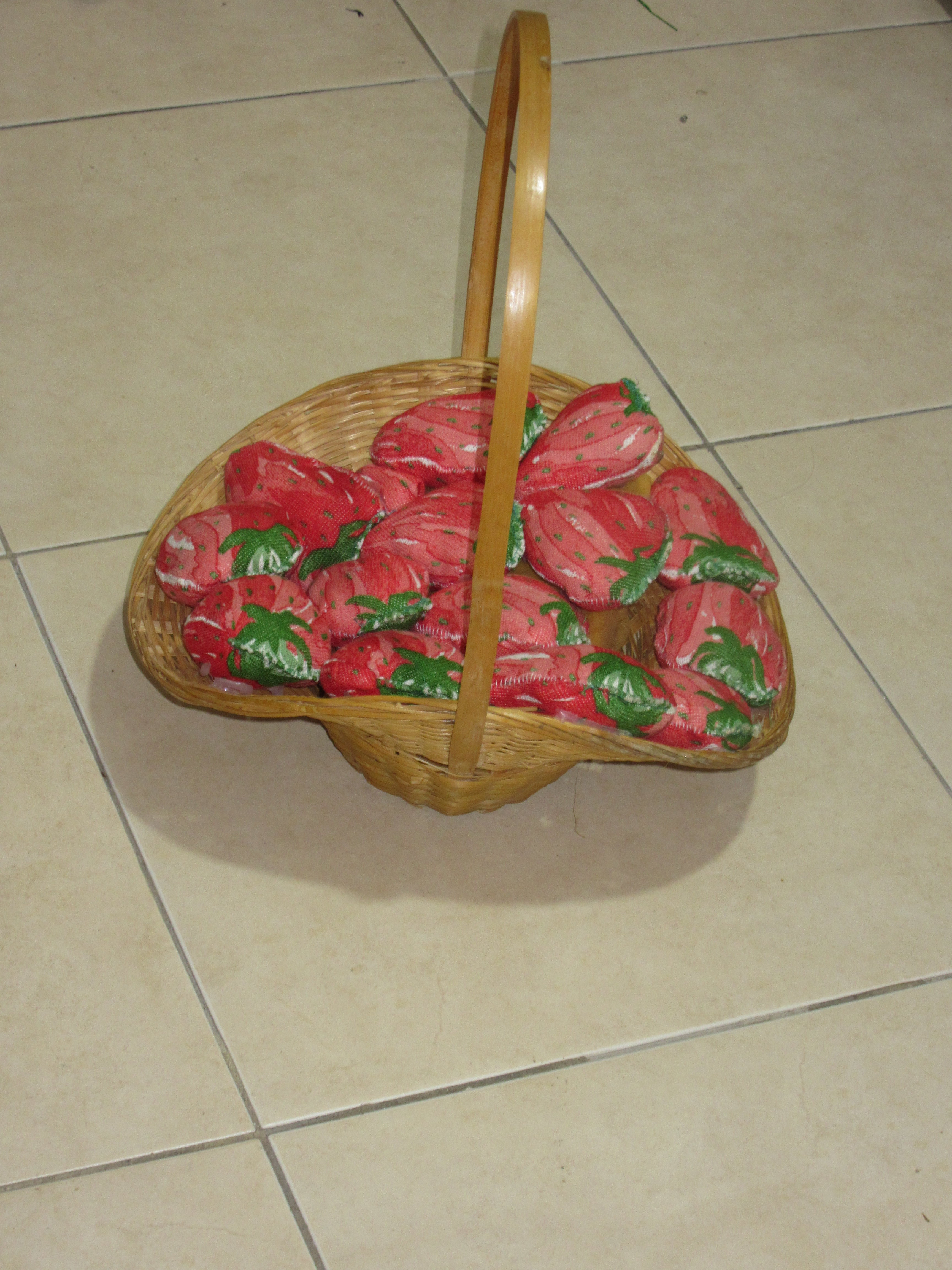 סלסלת תותים.JPG