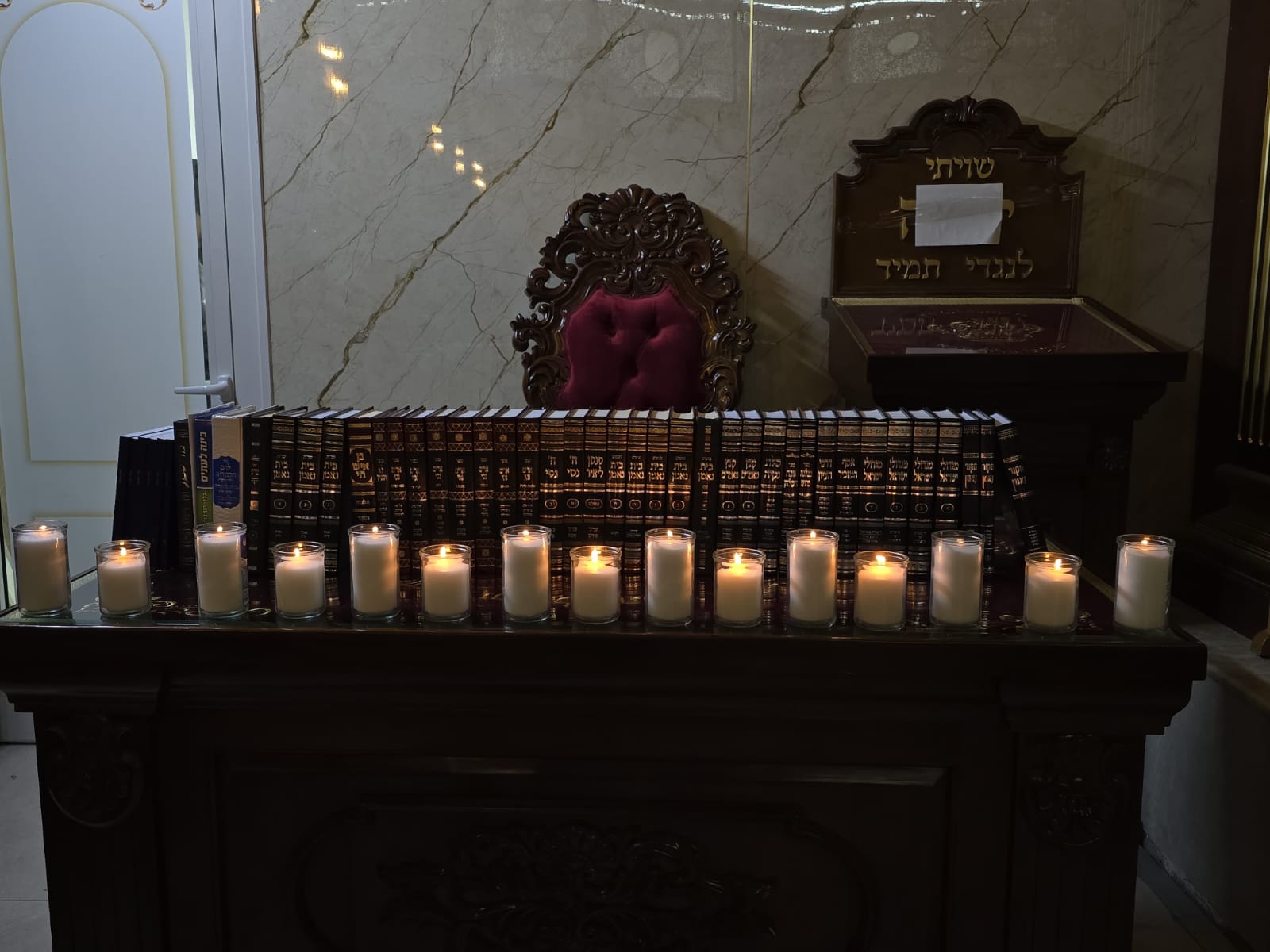 ספרי מרן רבי מאיר מאזוז זצוקל על כסאו המיותם.jpg