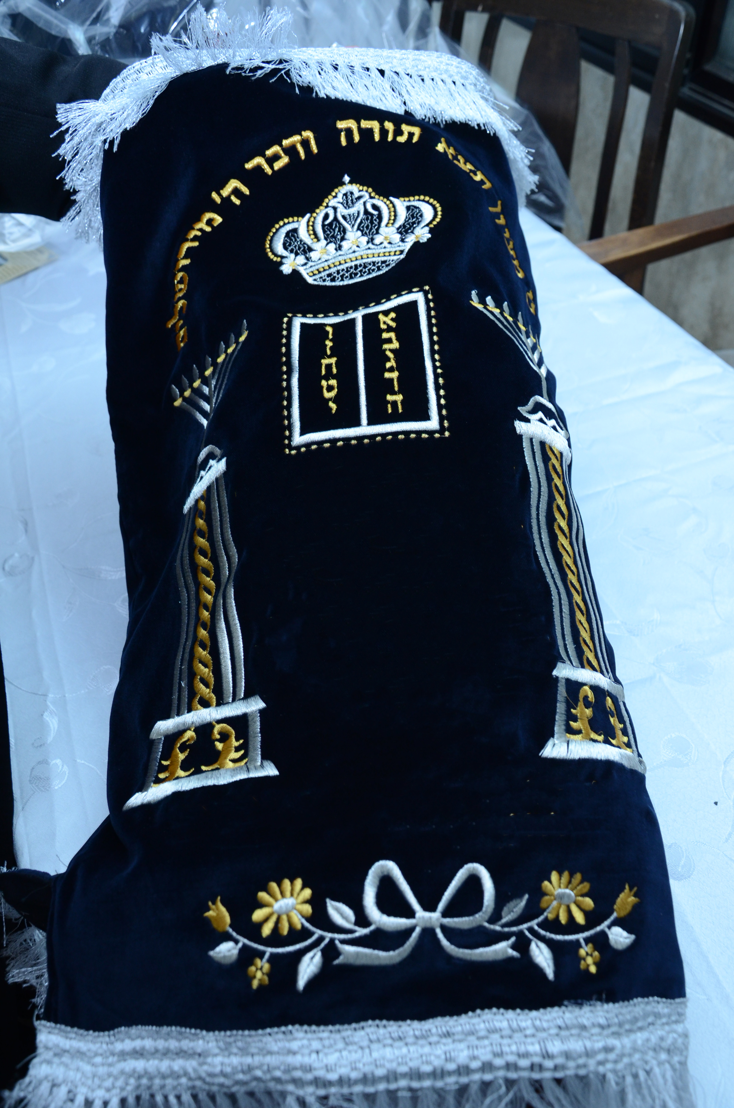 ספר תורה סגור.jpg