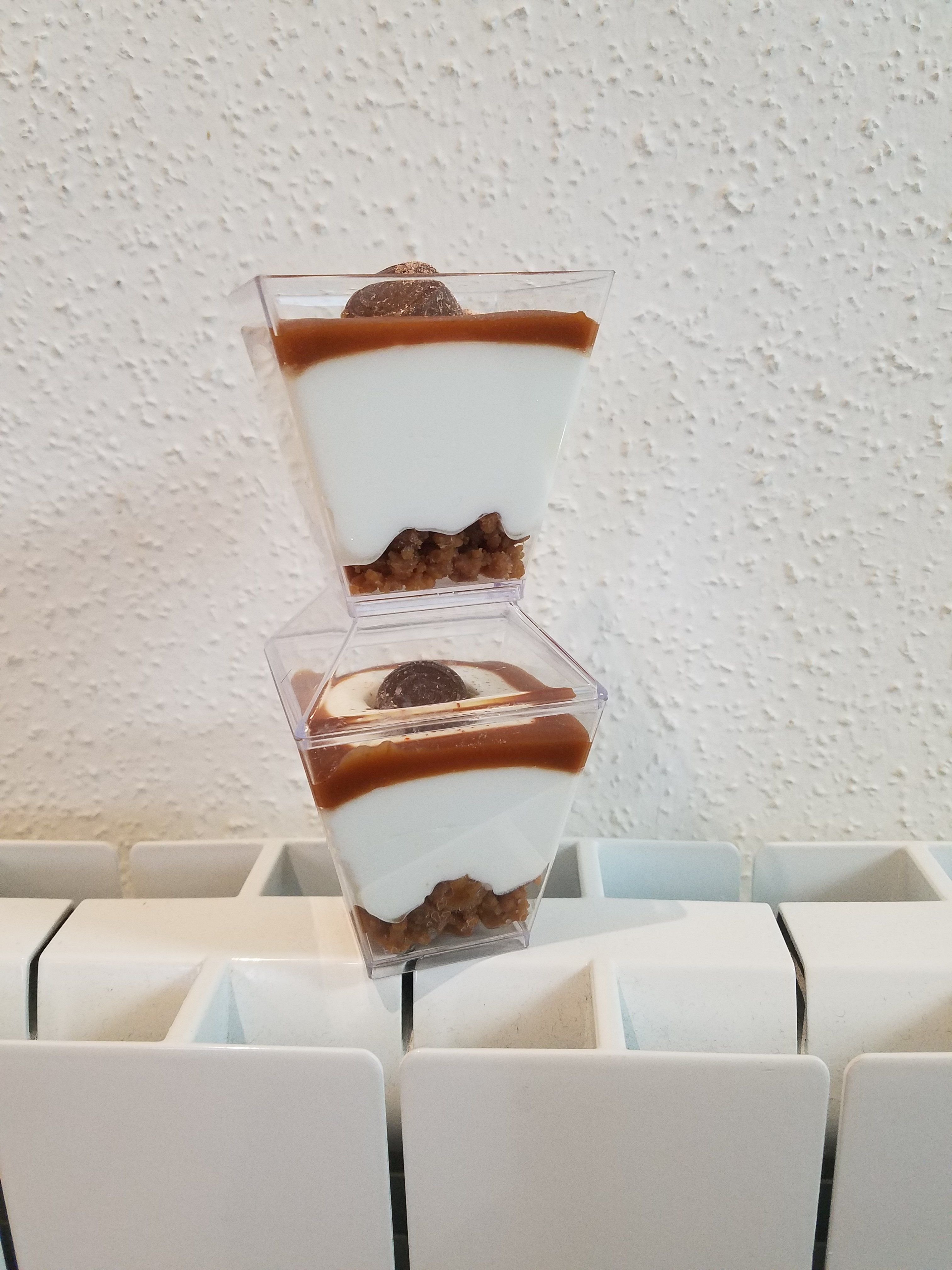 עוגת גבינה בכוסות עם ריבת חלב ובסקוויט קרמל (4).jpg