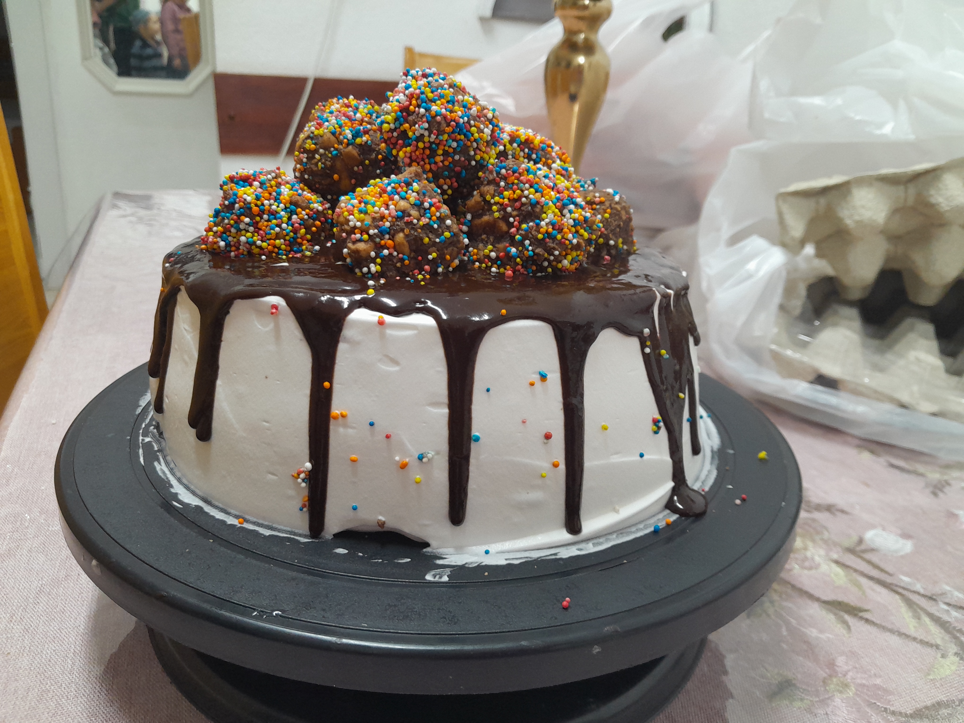 עוגת ספוג עם כדורי שוקולד.jpg