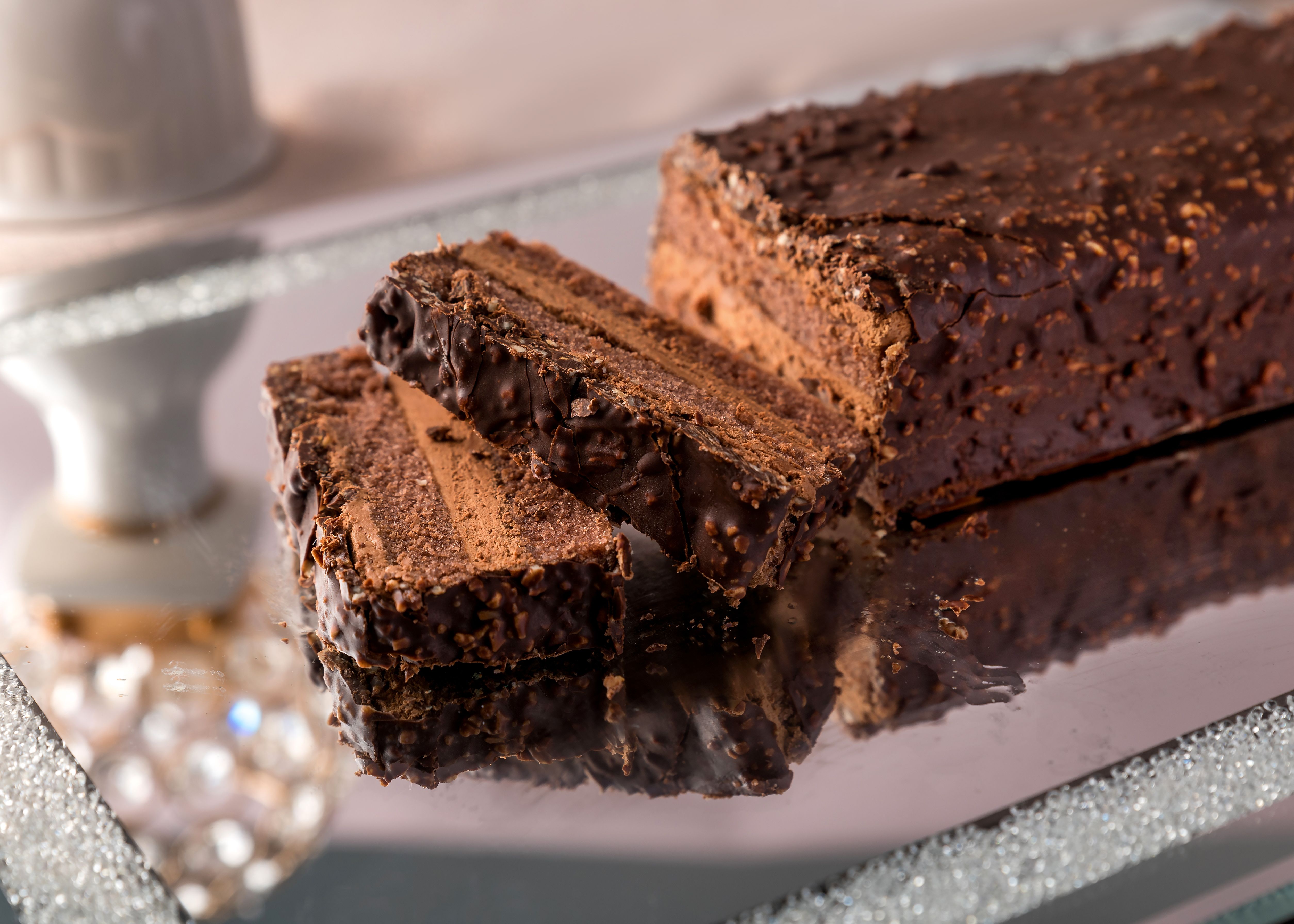 עוגת ראווה פס שכבות שוקולד בציפוי רושר.jpg