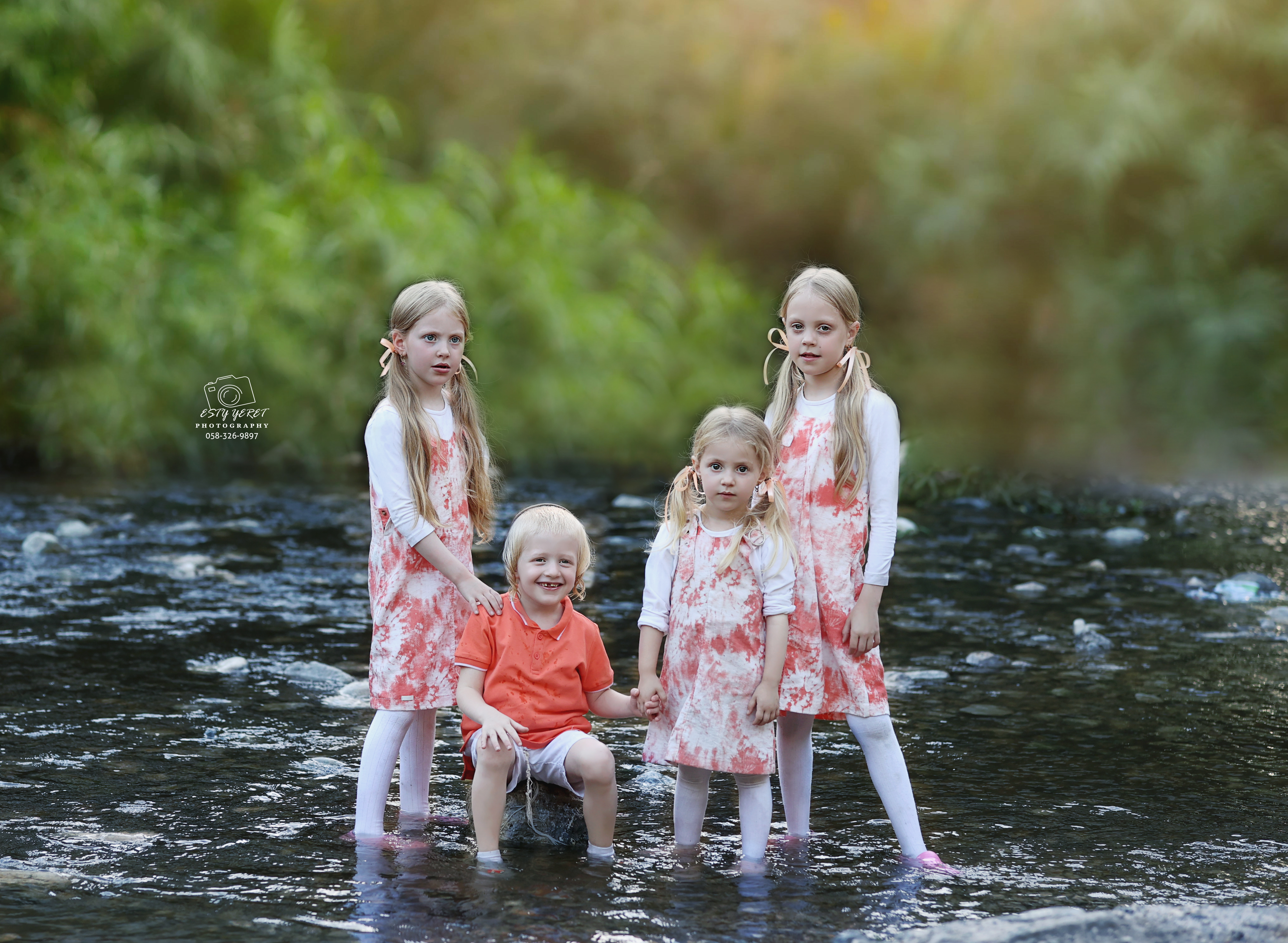 עומדים במים copy.jpg