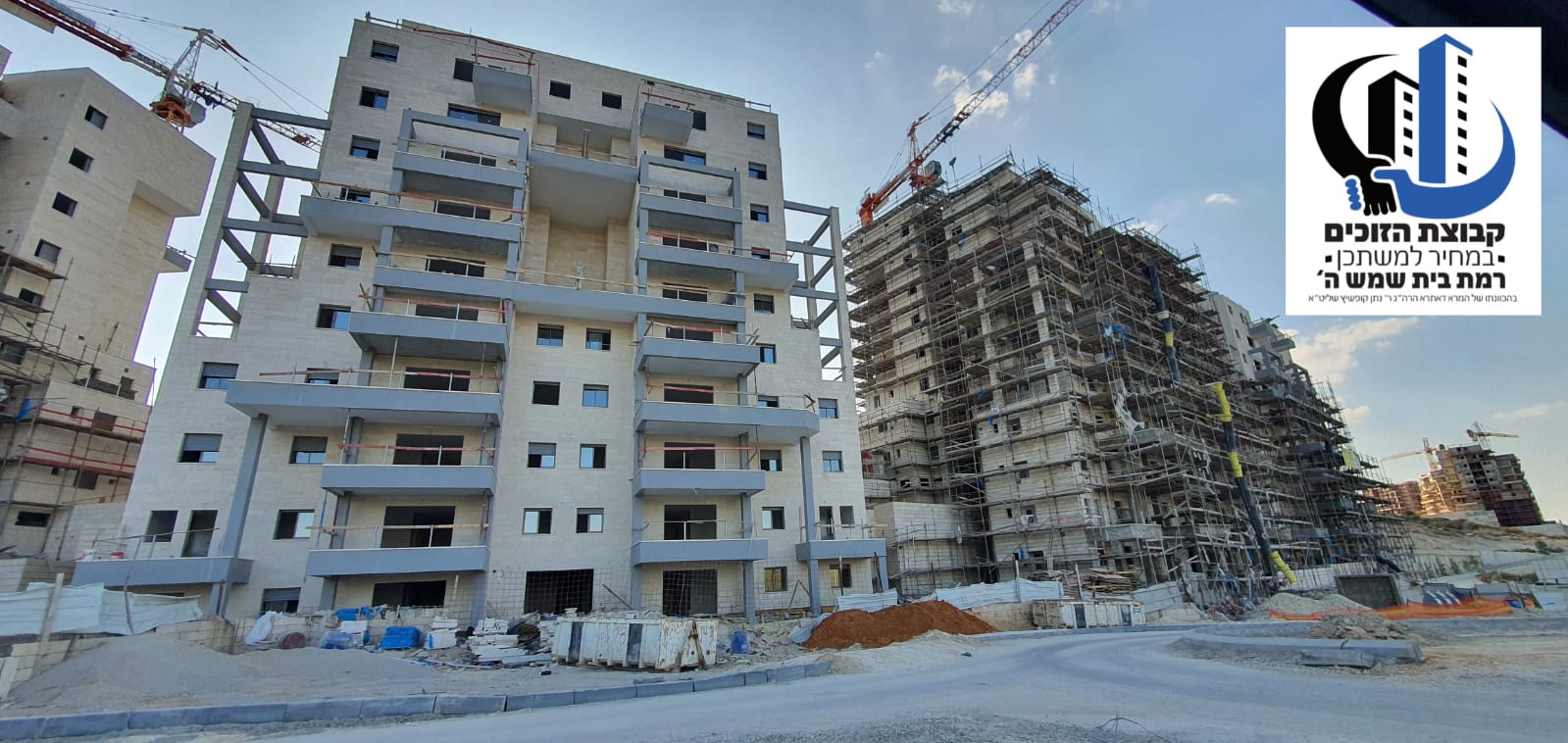 עיר דוד מלמטה - ברקע עץ השקד.jpg