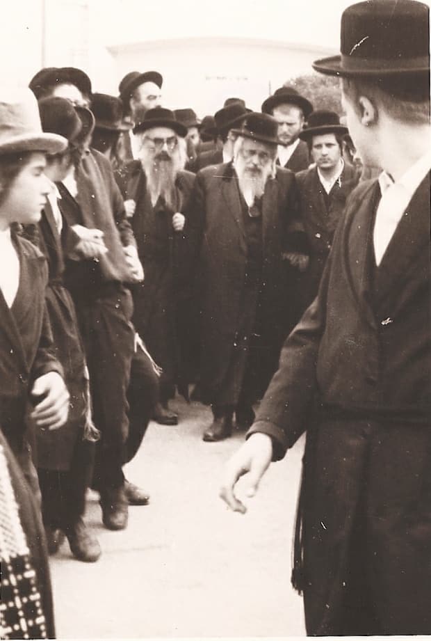 עם אחיו הה''ק זיע בהלוויית אביהם ט' ניסן תשל''ב.JPG