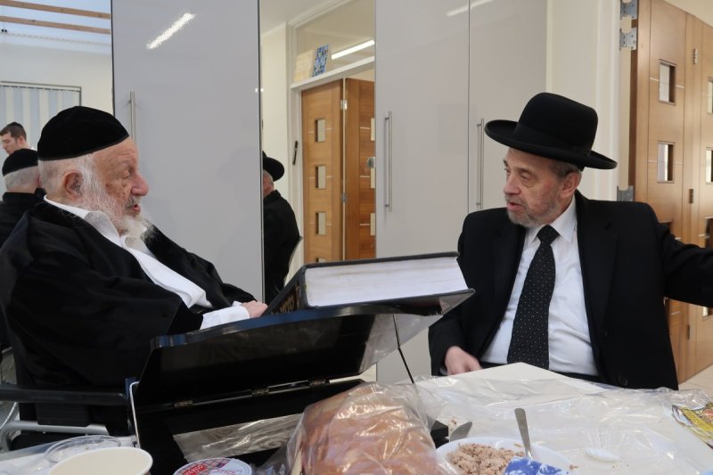 עם הגר''ג קנופלר.jpg