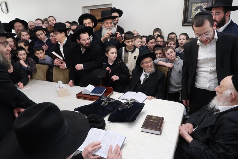 עם ילדי תשב''ר.jpg