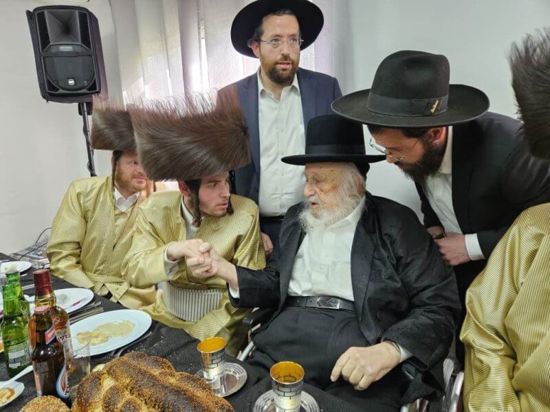 עם מרן ראש הישיבה בשבע ברכות לנכדו תשפ''ד.jpg