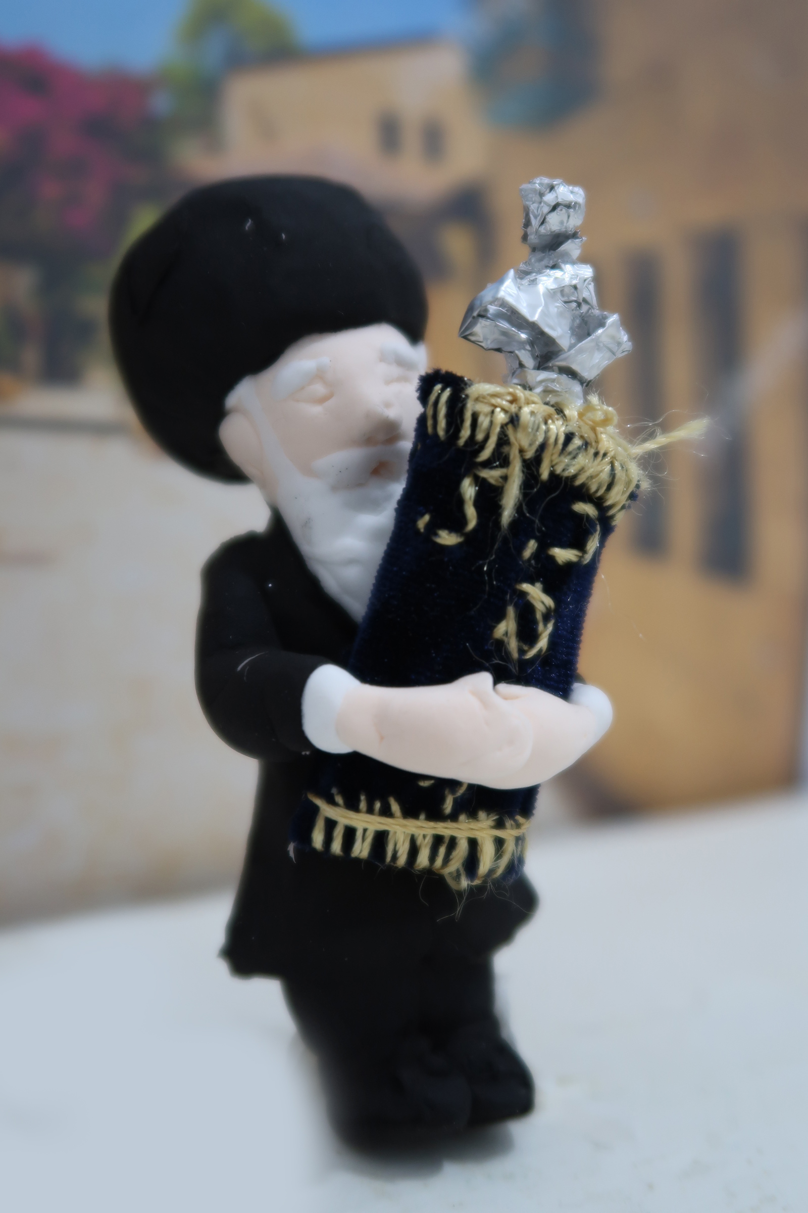 עם ספר תורה מהצד.jpg