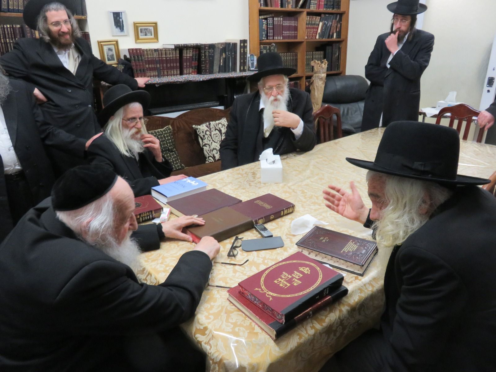 עם רבינו הגדול מרן רבינו אשר הכהן דויטש זיעא (2).jpeg