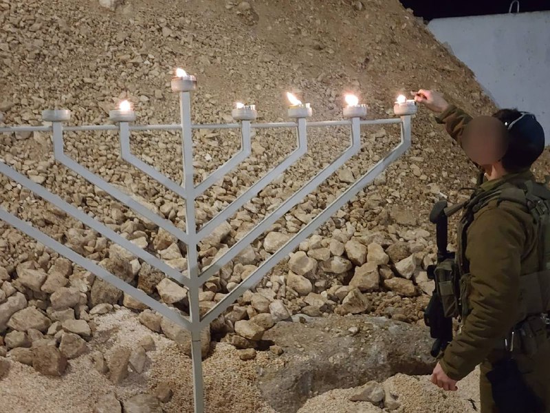 עמית סגל נר חמישי של הצנחנים במוצב הכי_2025-12-18.jpg