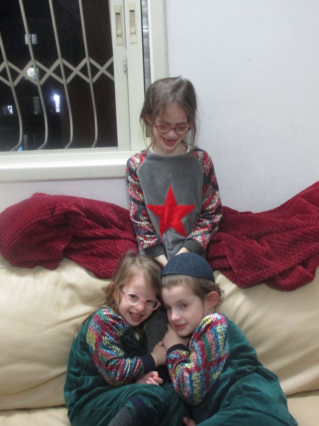 ערימת ילדים.jpg