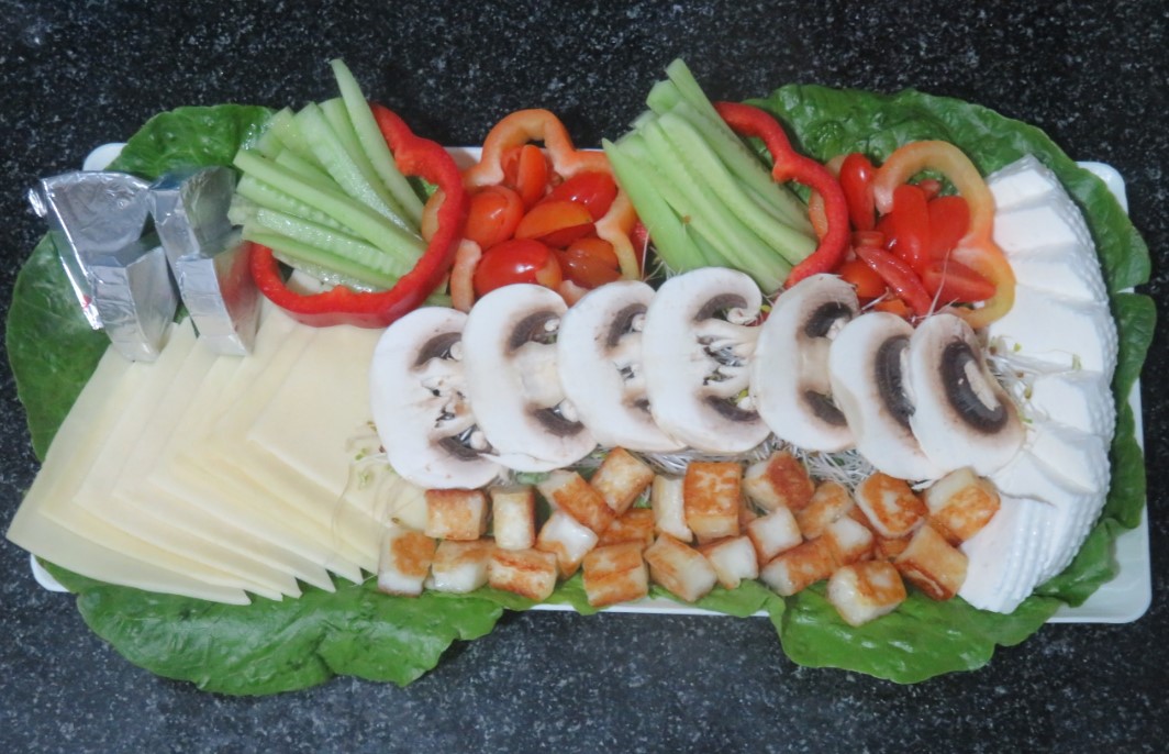 פלטת גבינות וירקות.jpg