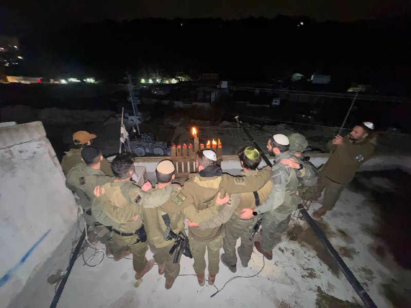 # פלסר 8211 מדליק נר שלישי בלב מחנה הפל_2025-12-16.jpg