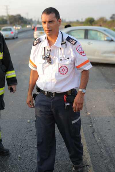 פרמדיק - פס כתום בנוסף לפס האפור, חובש בכיר - פס כחול בנוסף לפס האפור, מגיש עזרה ראשונה - פס א...jpg