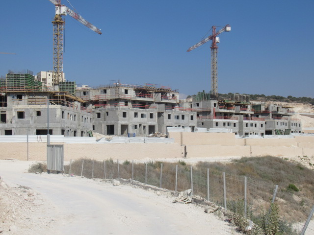 פרץ לוזון מלמטה-טיילת.JPG