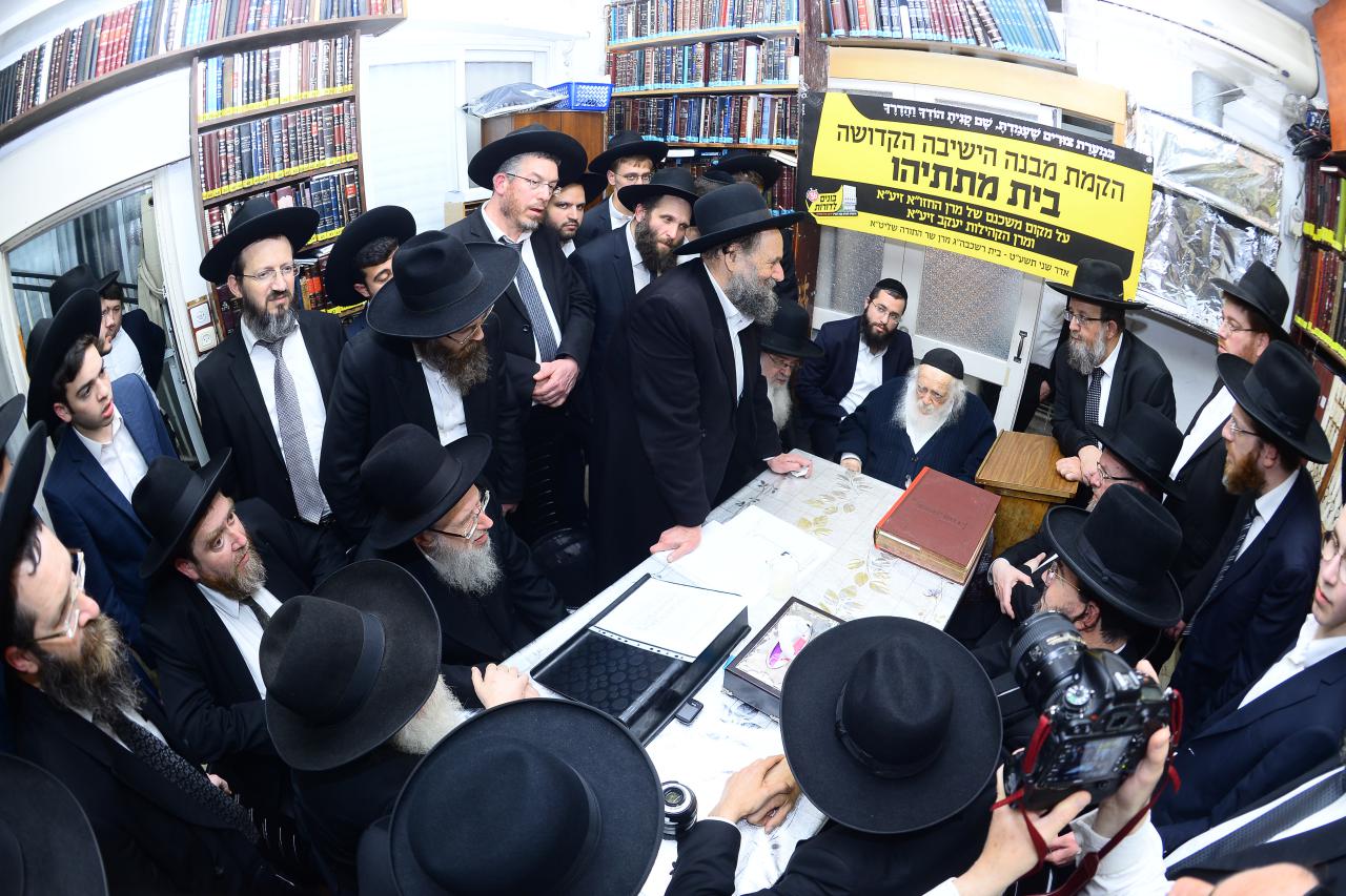 פתיחת המגבית בבית מרן שהת שליטא.jpg