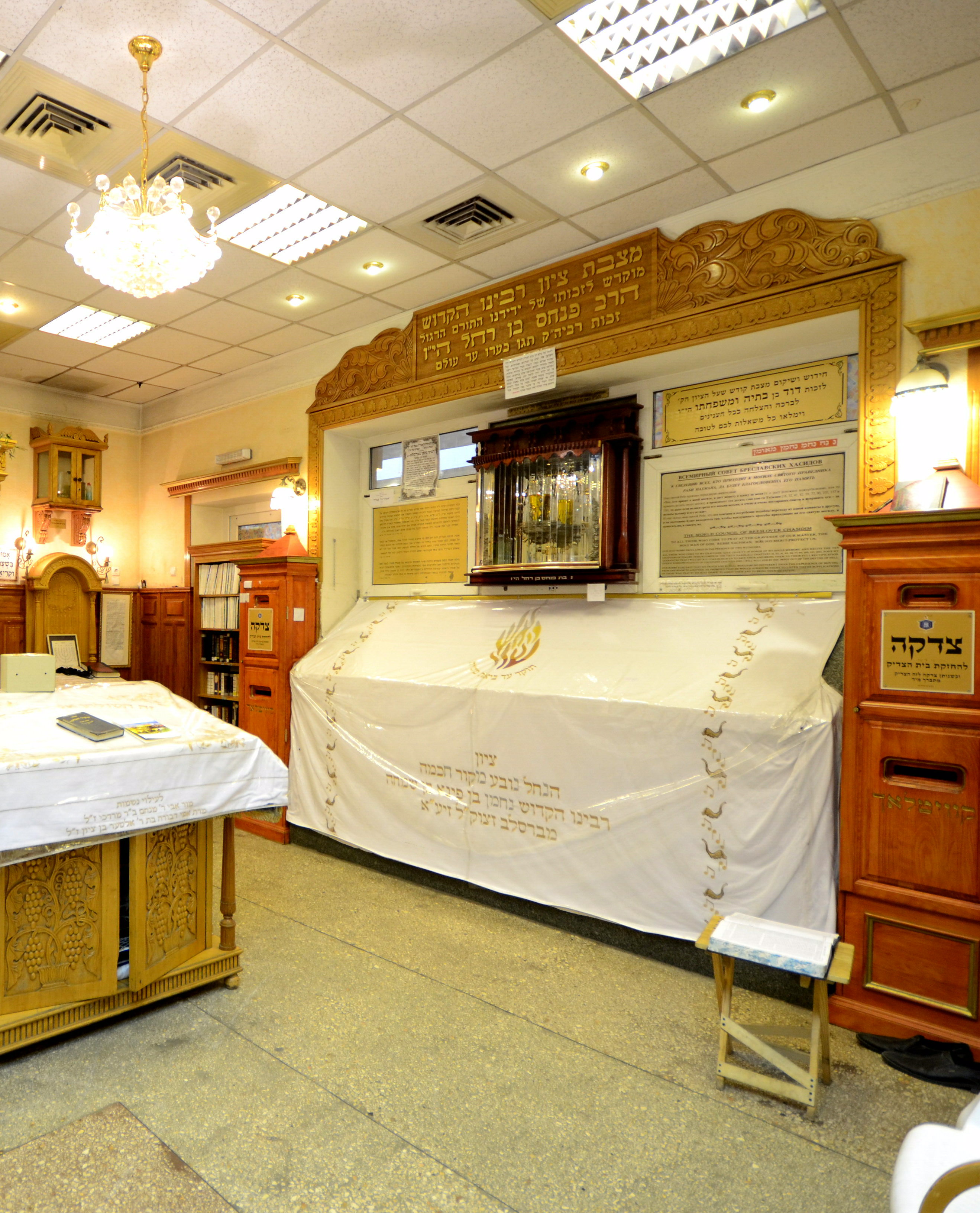 ציון רבינו הקדוש באומן.jpg