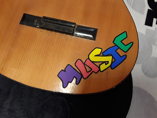 ציור על גיטרה.jpg