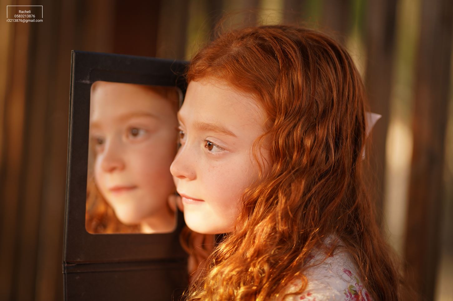 צילום רחל R Y ילדה גינגית במראה.JPG