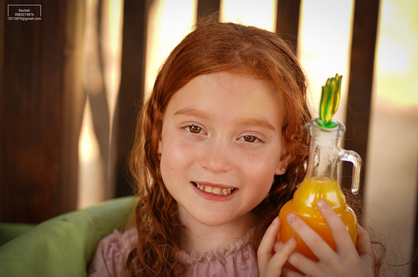 צילום רחל R Y ילדה גינגית ומיץ כתום.JPG
