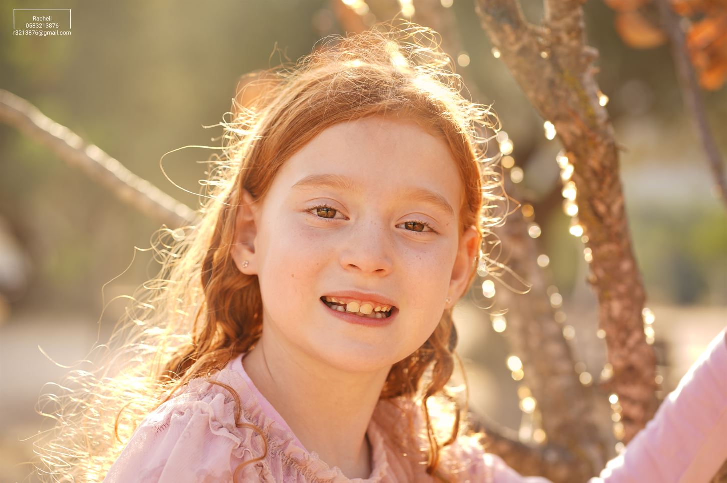 צילום רחל R Y ילדה גינגית וענפים תקריב.JPG