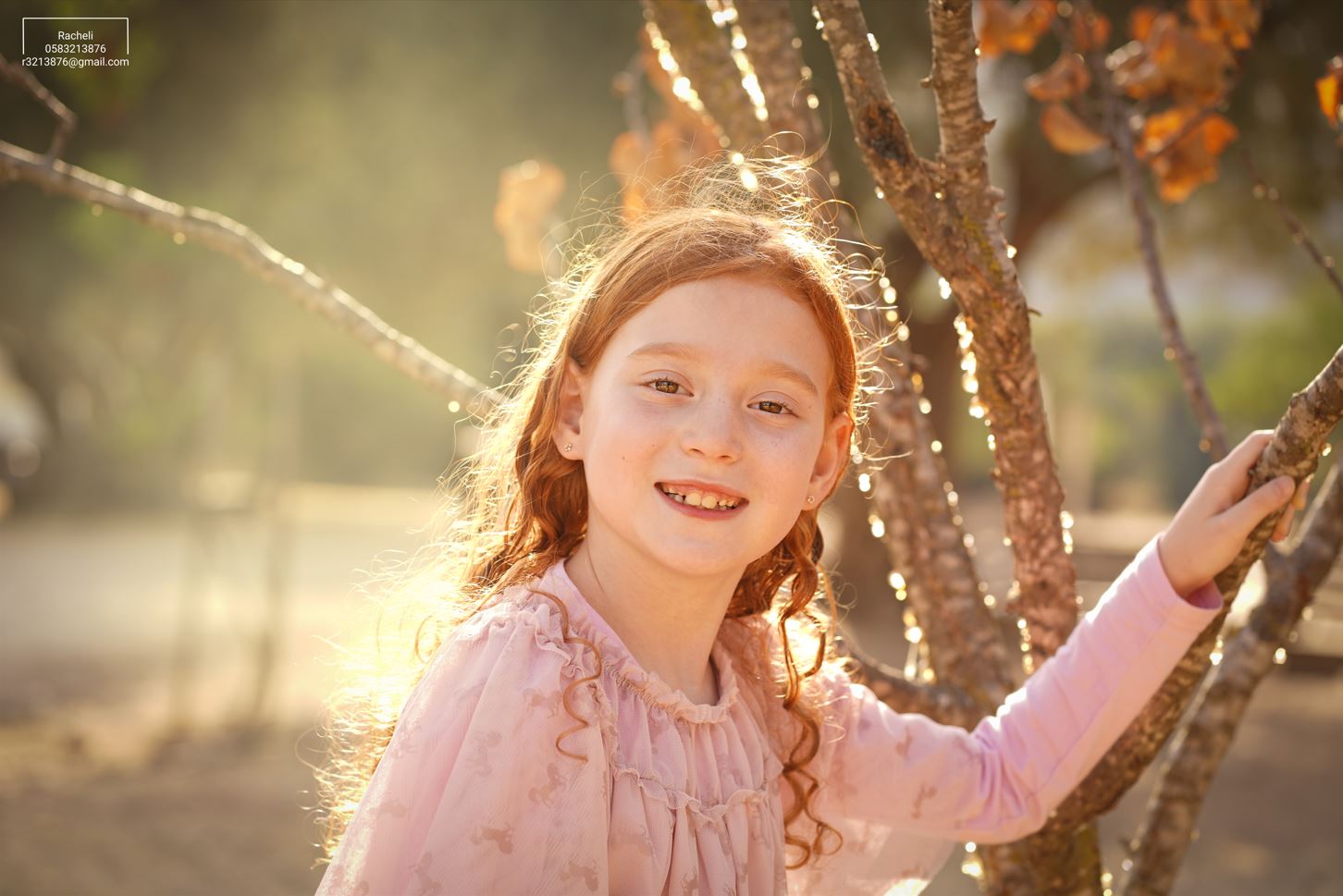 צילום רחל R Y ילדה גינגית וענפים.JPG