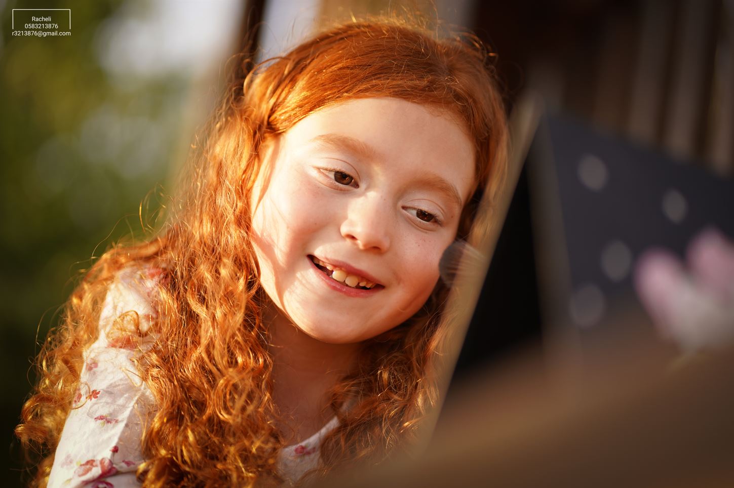 צילום רחל R Y ילדה גינגית מתאפרת.JPG