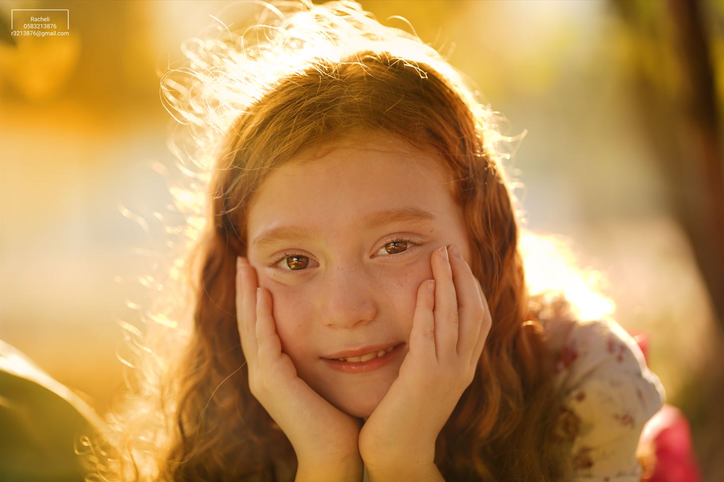 צילום רחל R Y ילדה גינגית נשענת על הידיים.JPG