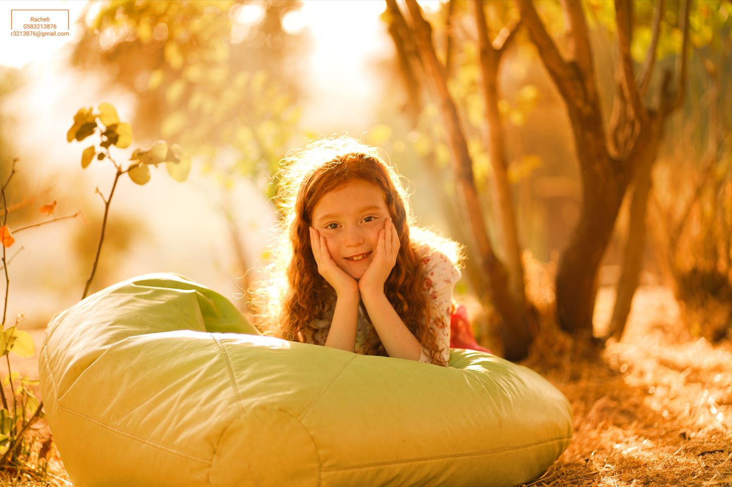 צילום רחל R Y ילדה גינגית שוכבת נשענת על הידיים.JPG