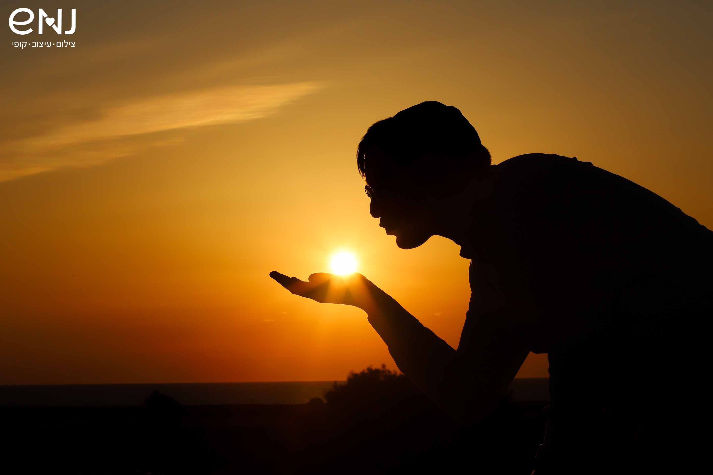 צללית נמוך לוגו.jpg