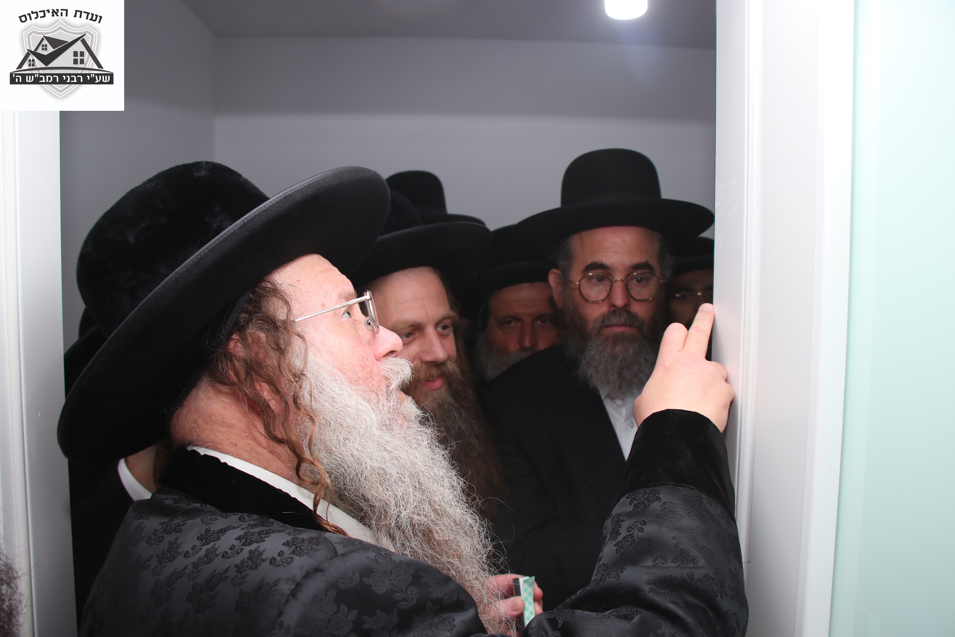 קביעת מזוזה האדמו''ר מקוזמיר 3.jpg