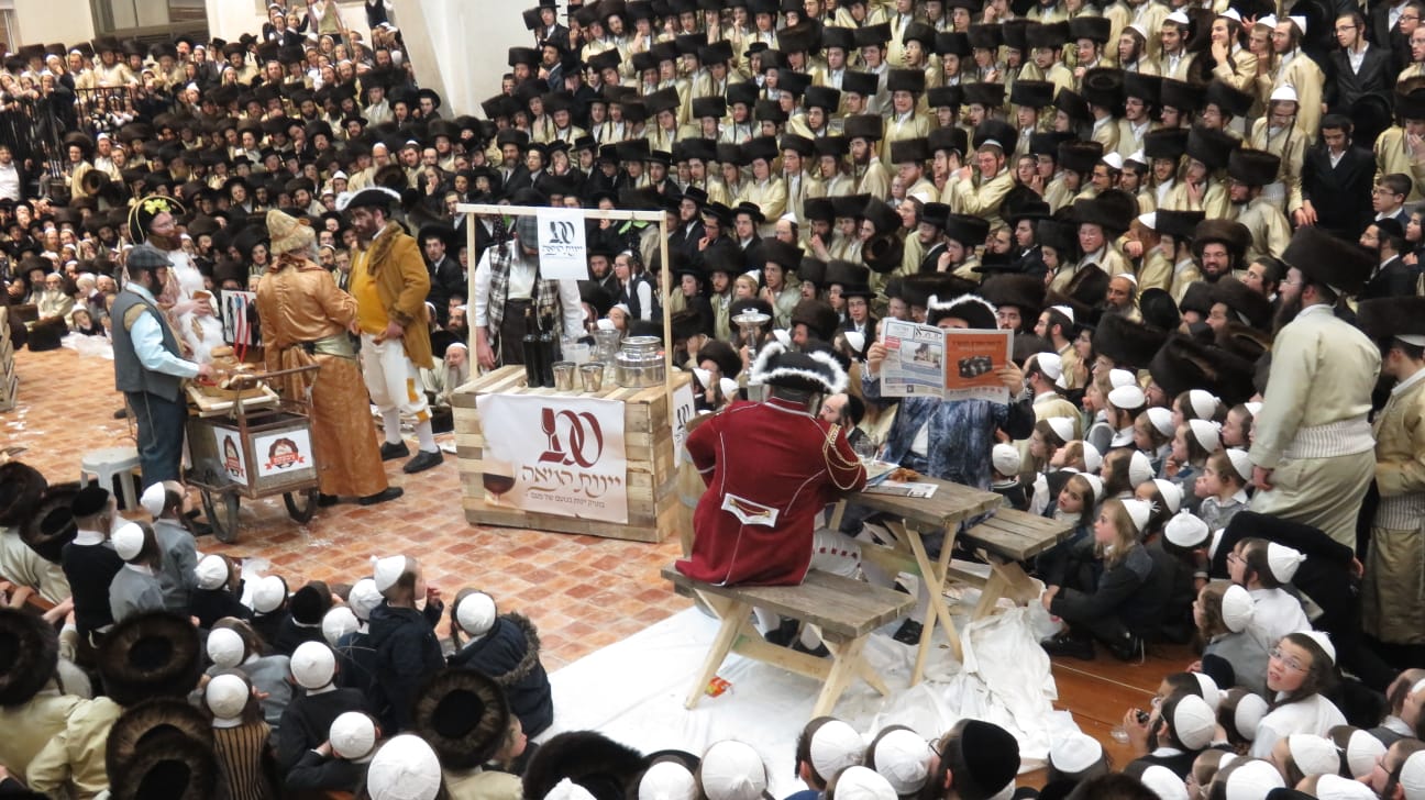 קהלא בהצגה בתולדות אהרן.jpg