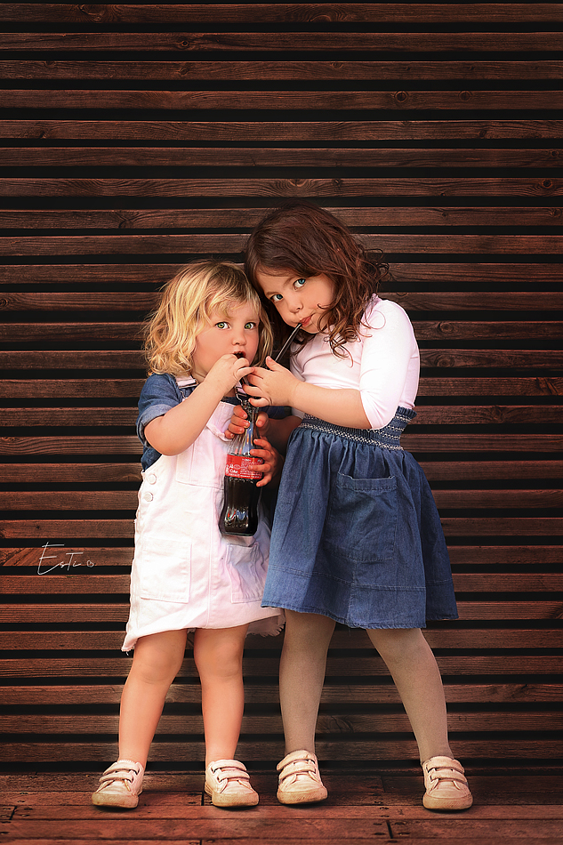 קולה עומדות שותות יפות מ.jpg