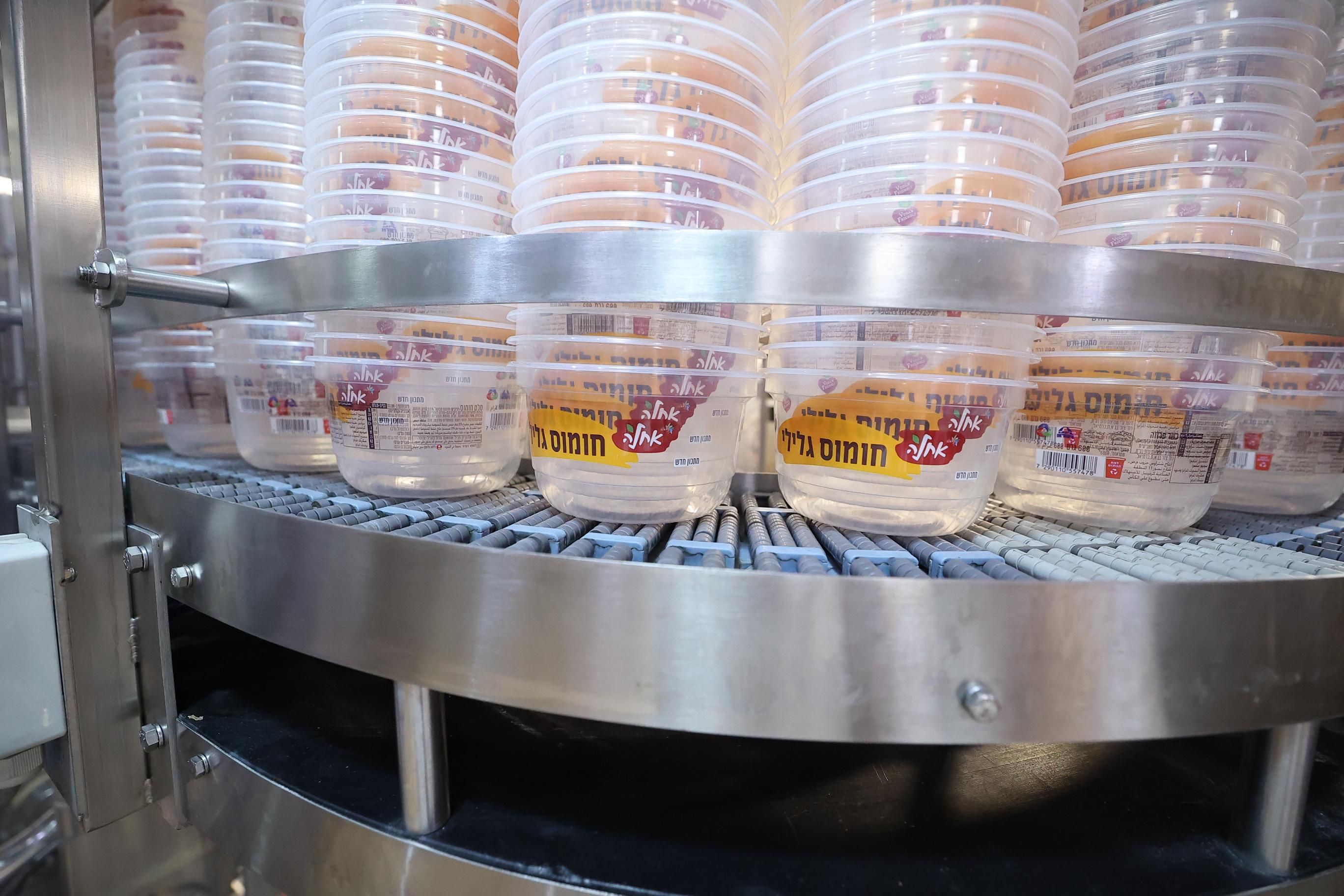 קופסאות חומוס גלילי של אחלה לפני המילוי (1).jpg