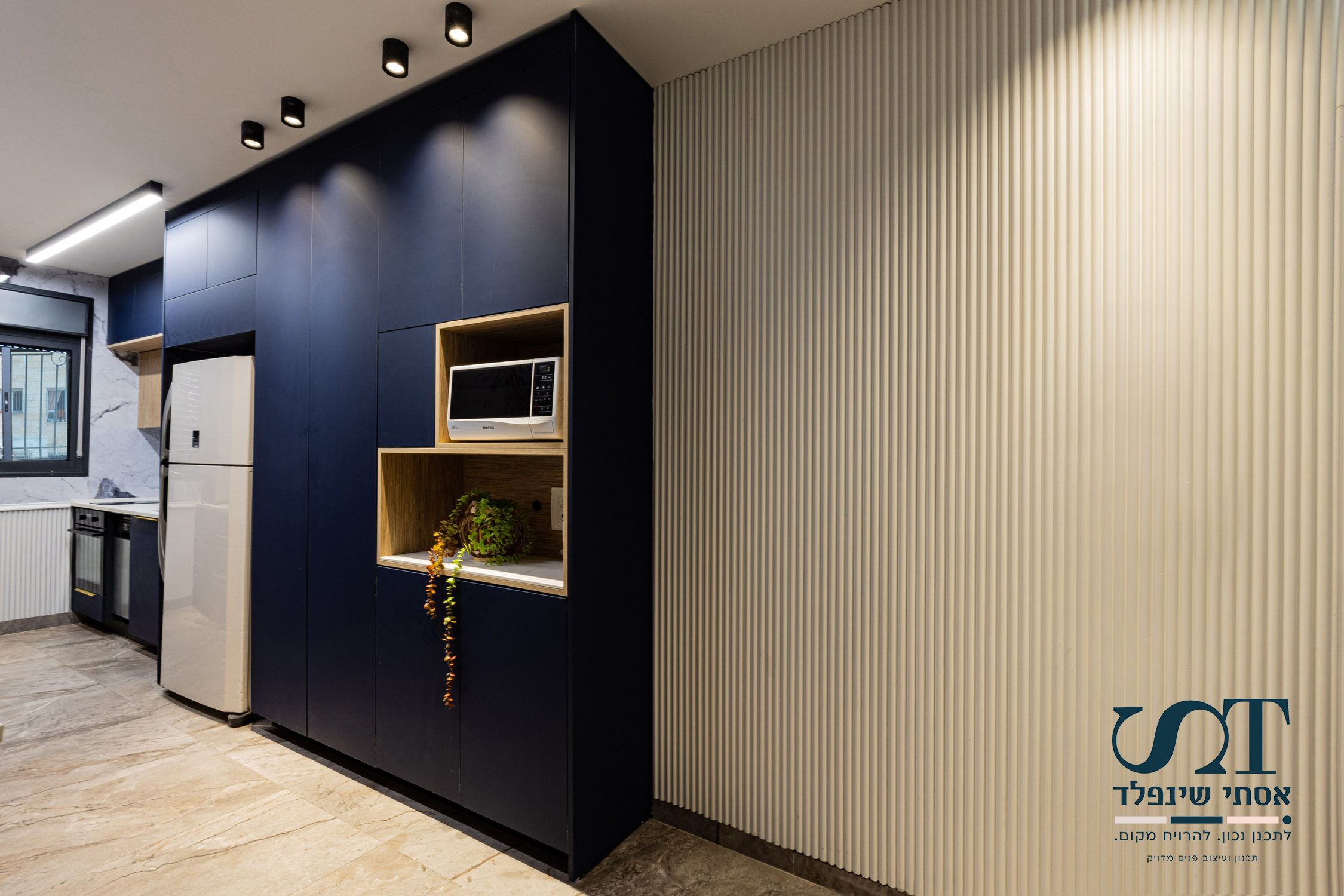 קיר חריצים.jpg