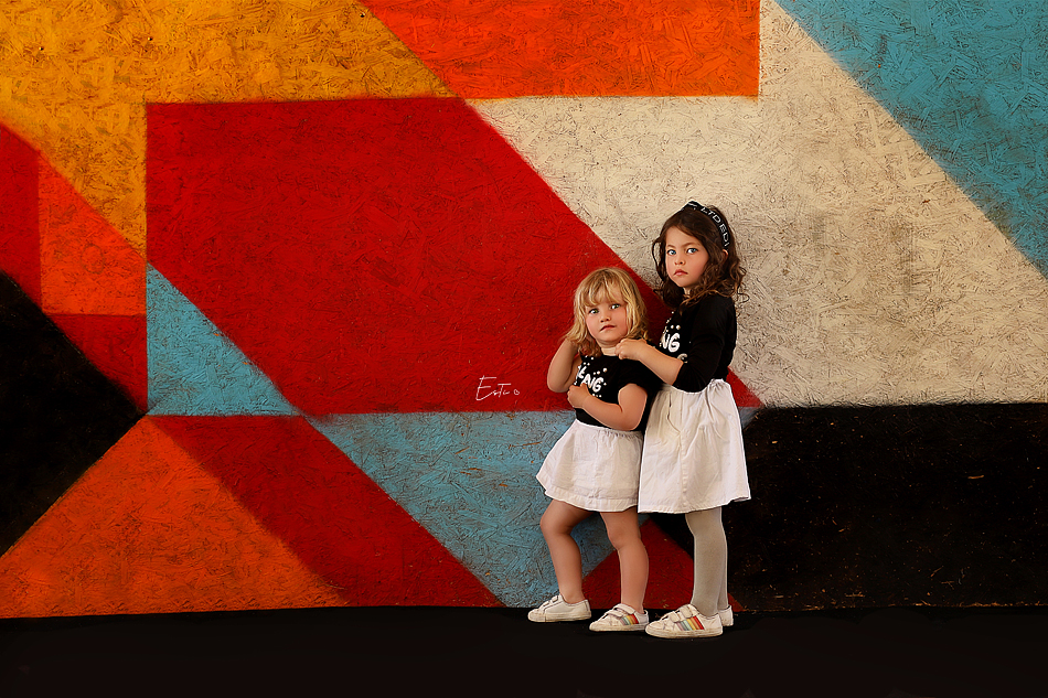 קיר נשענות אלישבע וללי יפות מ.jpg