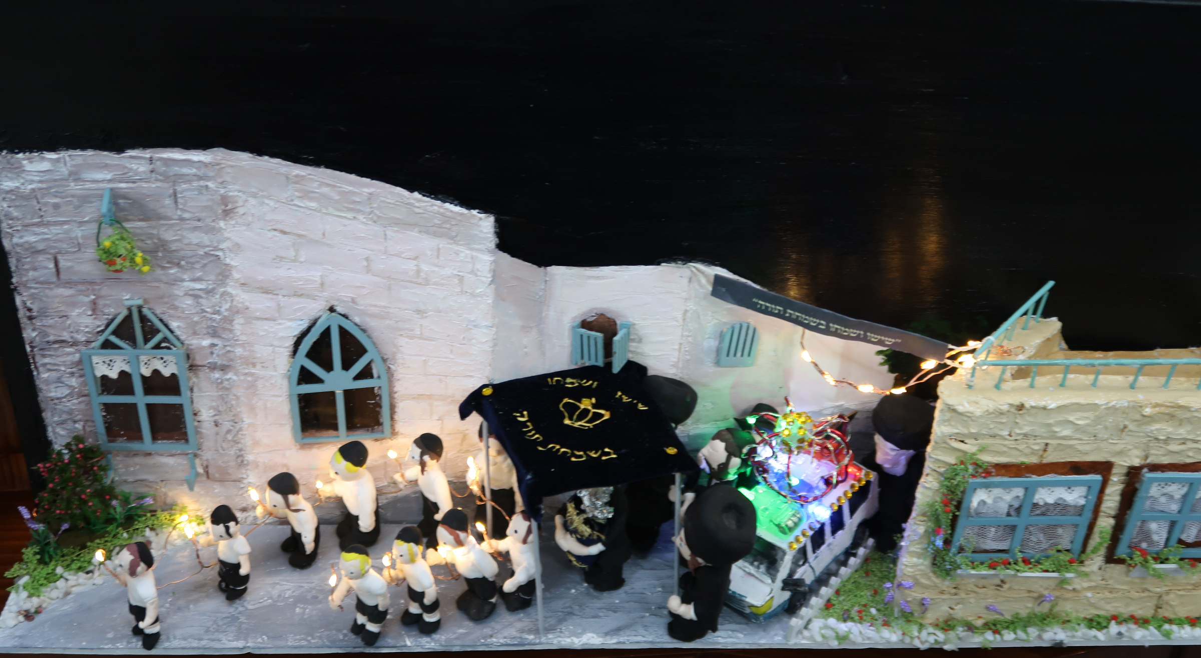 קישוט הכנסת ספר תורה מבט מלמעלה.jpg